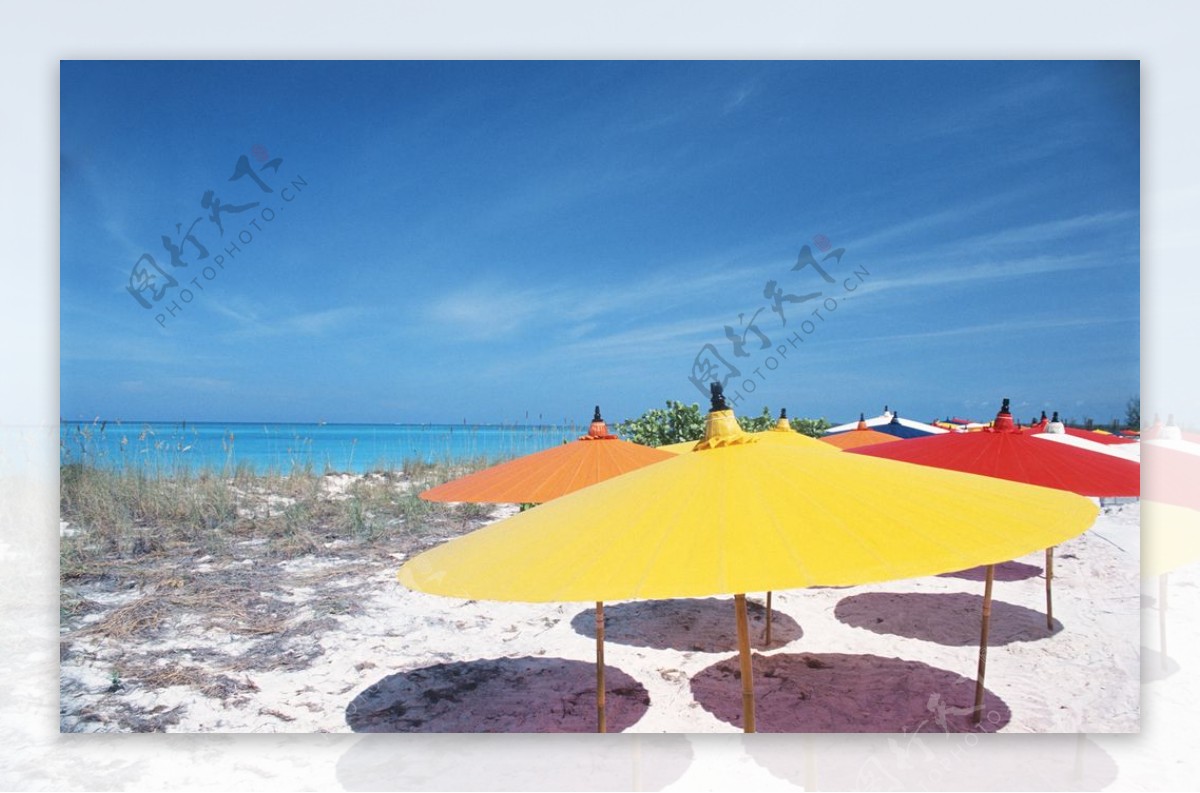 蓝天大海沙滩太阳伞