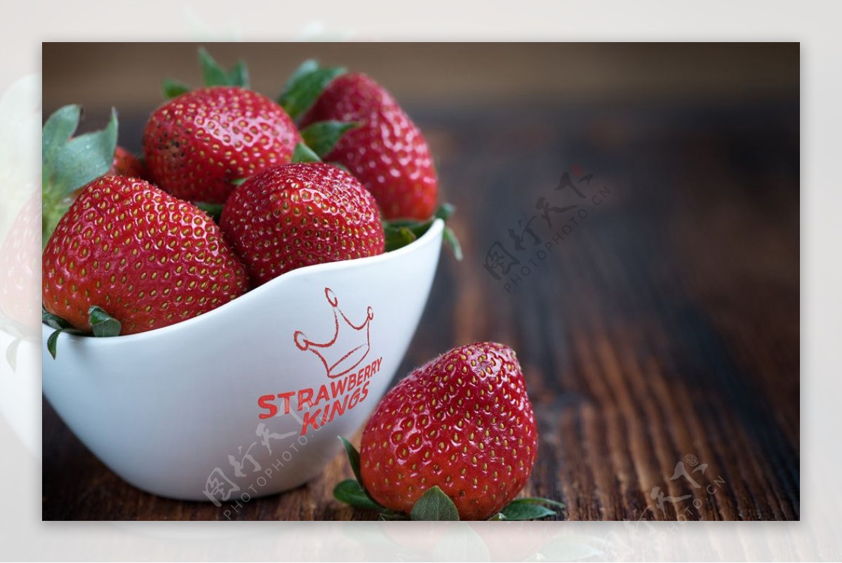 水果草莓展示设计PSD源文件