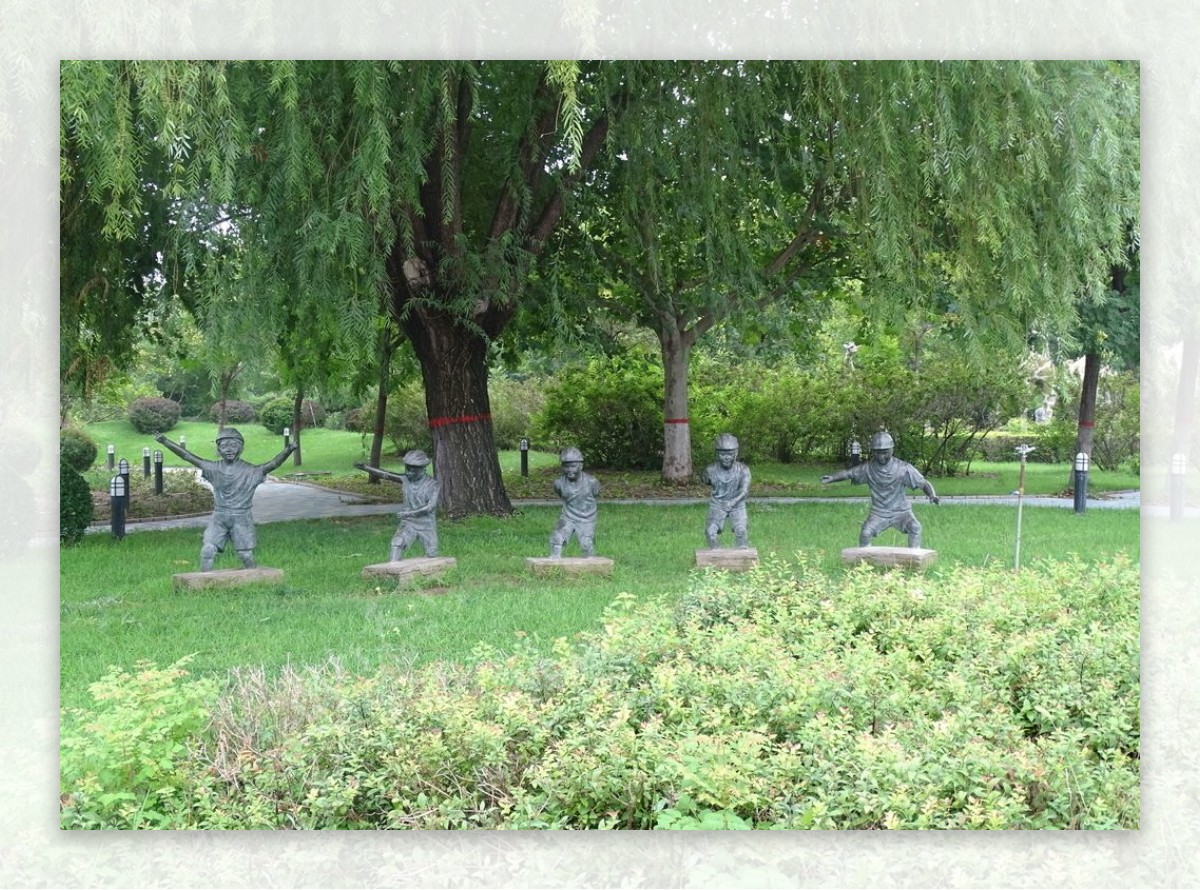 公园里的几个雕塑