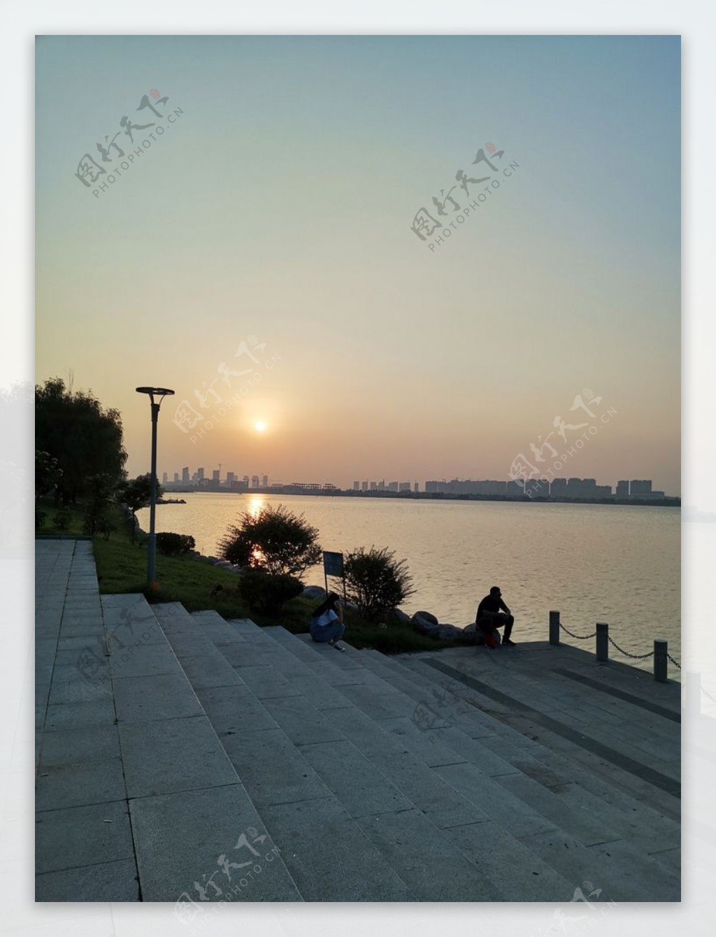 湖边黄昏日落自然生态背景素材