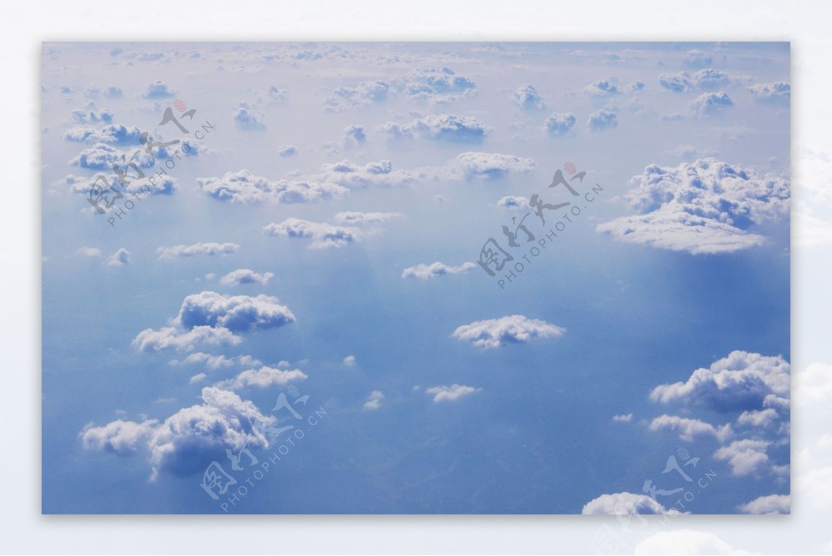 飞机俯瞰云朵云层