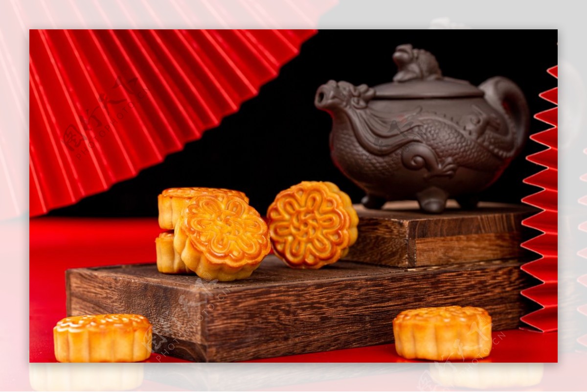 红色折扇中国风拍摄传统月饼