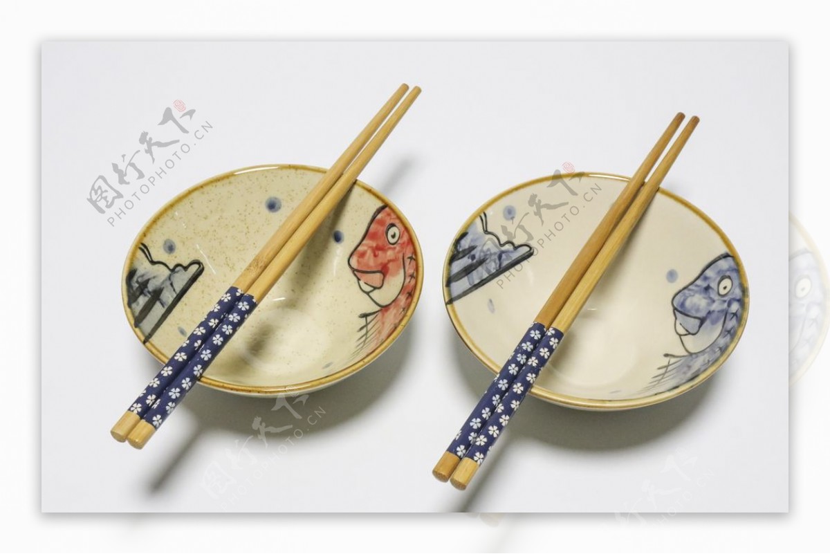 传统花纹陶瓷碗筷图片