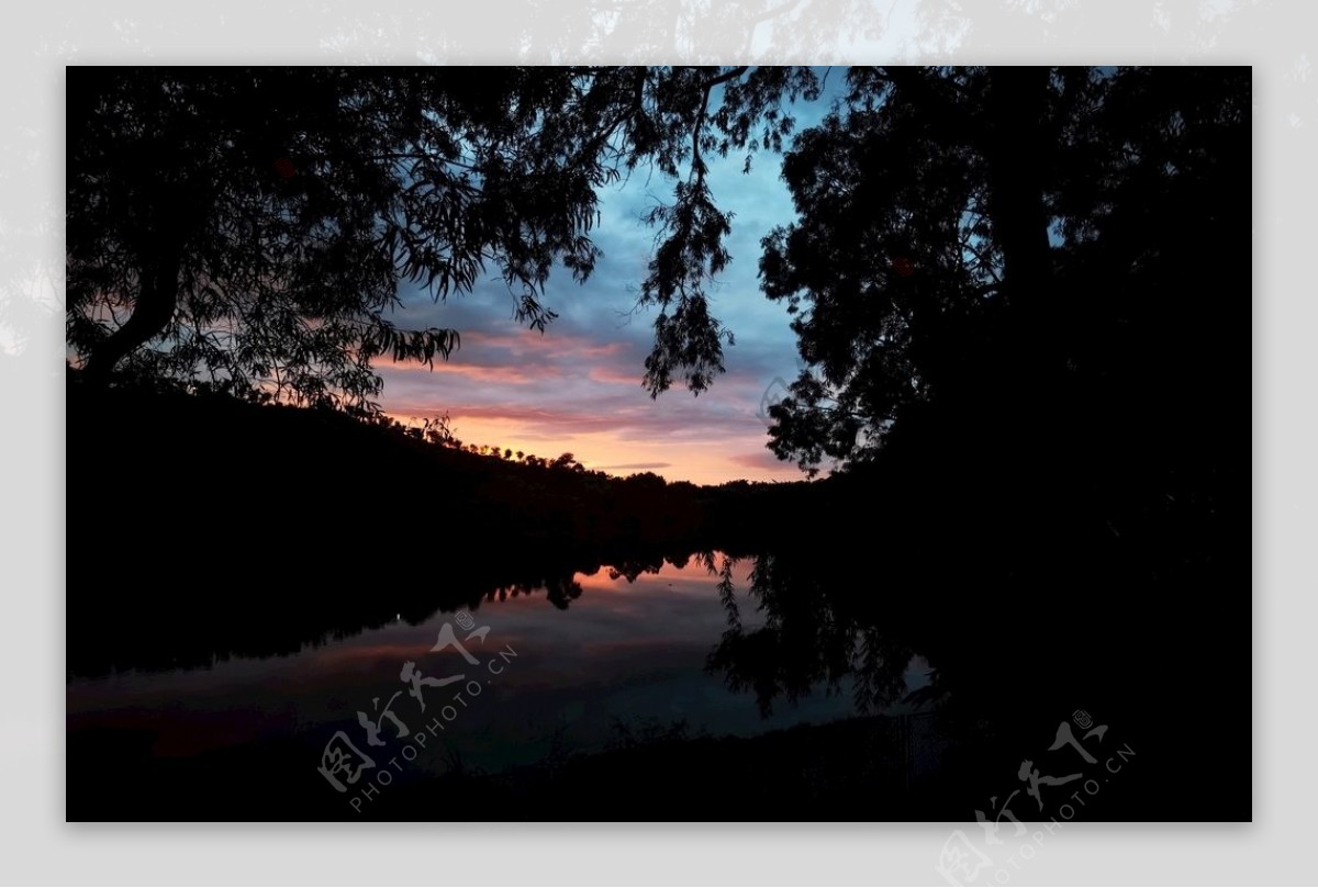 湖上夕阳粉色图片
