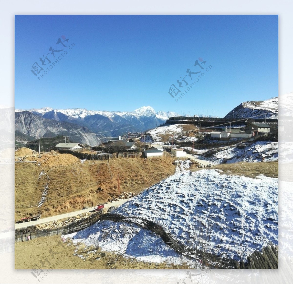 雪山山村风景图片