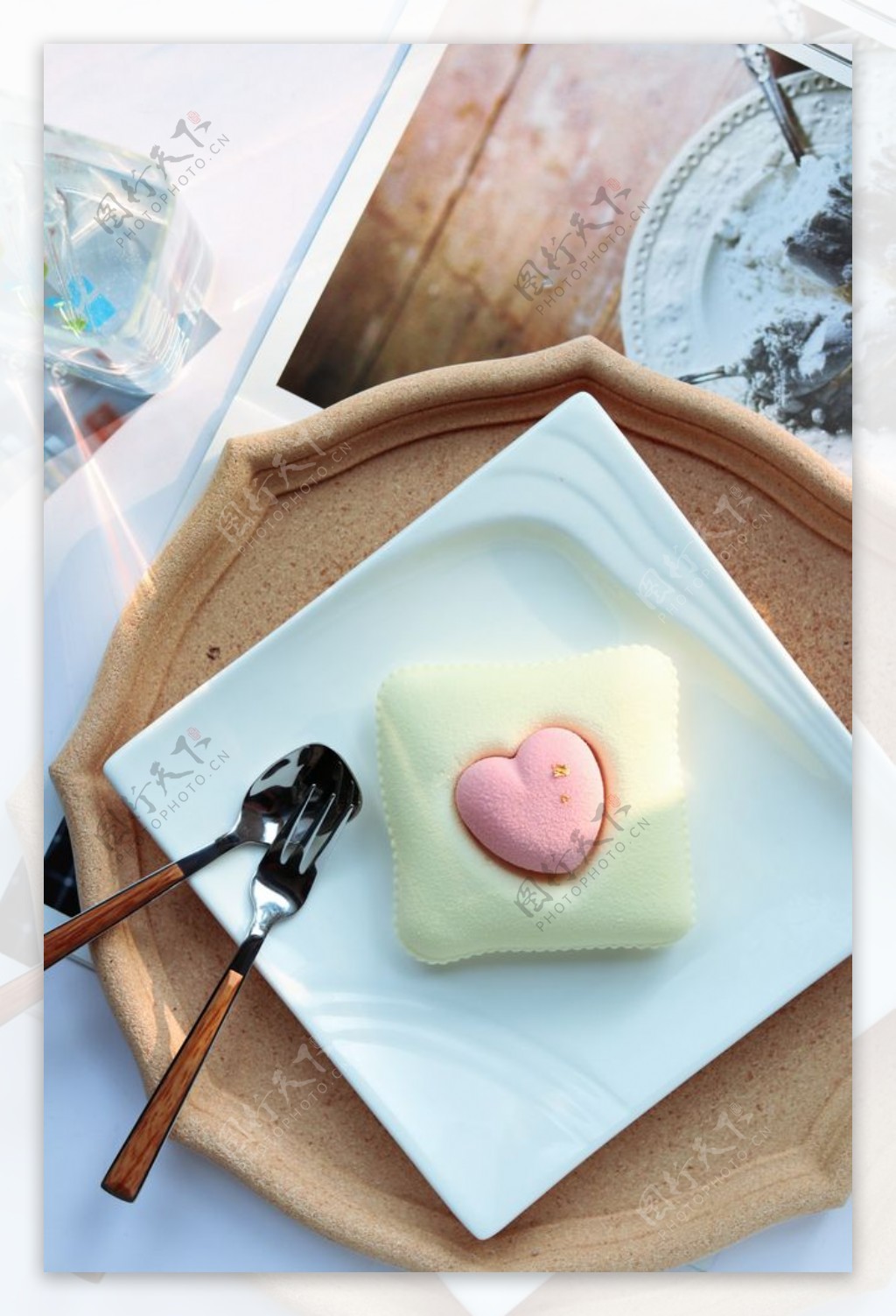 慕斯爱心蛋糕甜品背景海报素材图片