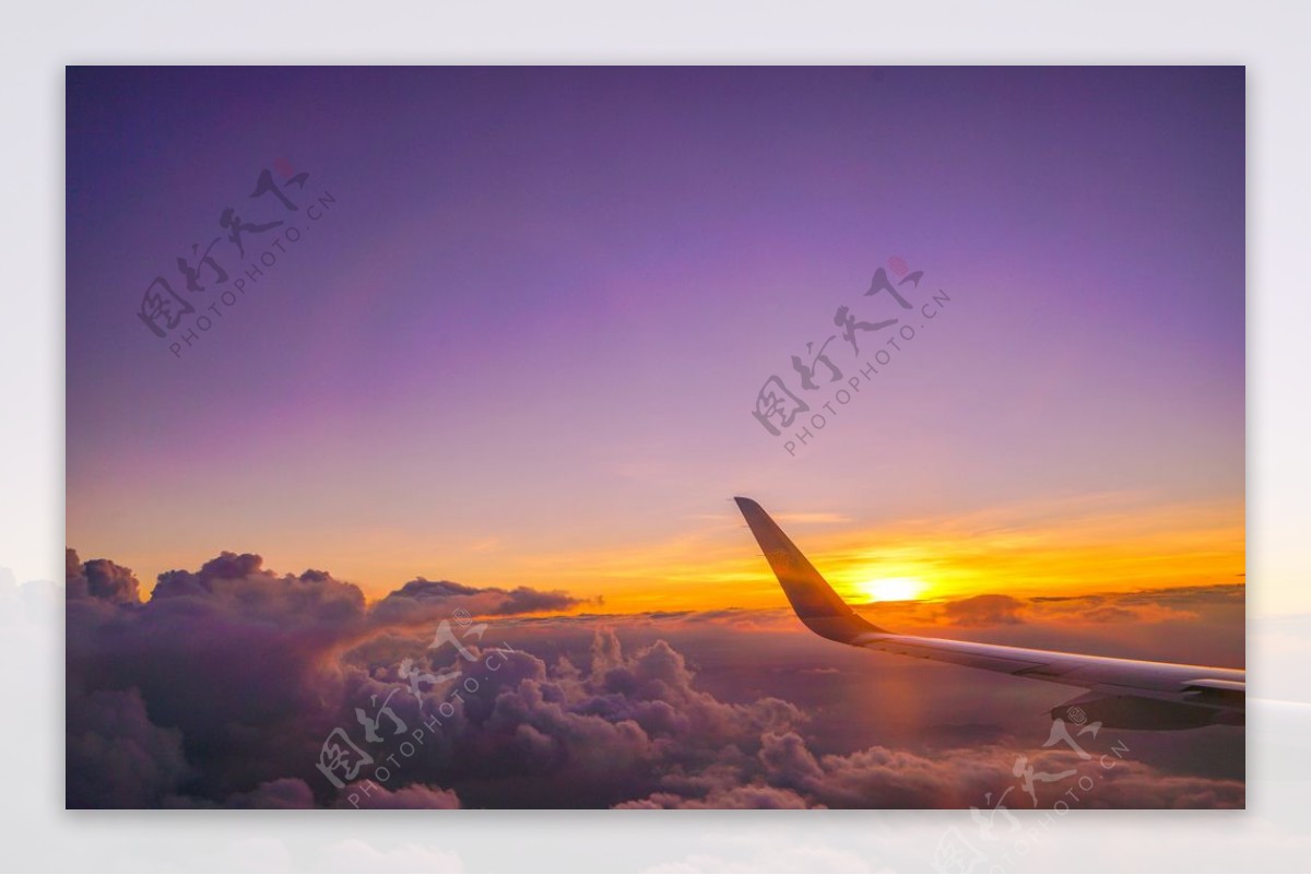 飞机白云天上阳光图片