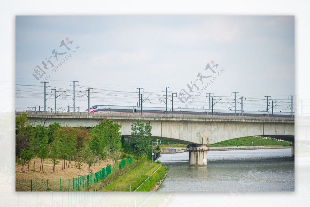 穿过桥梁河道的高铁图片