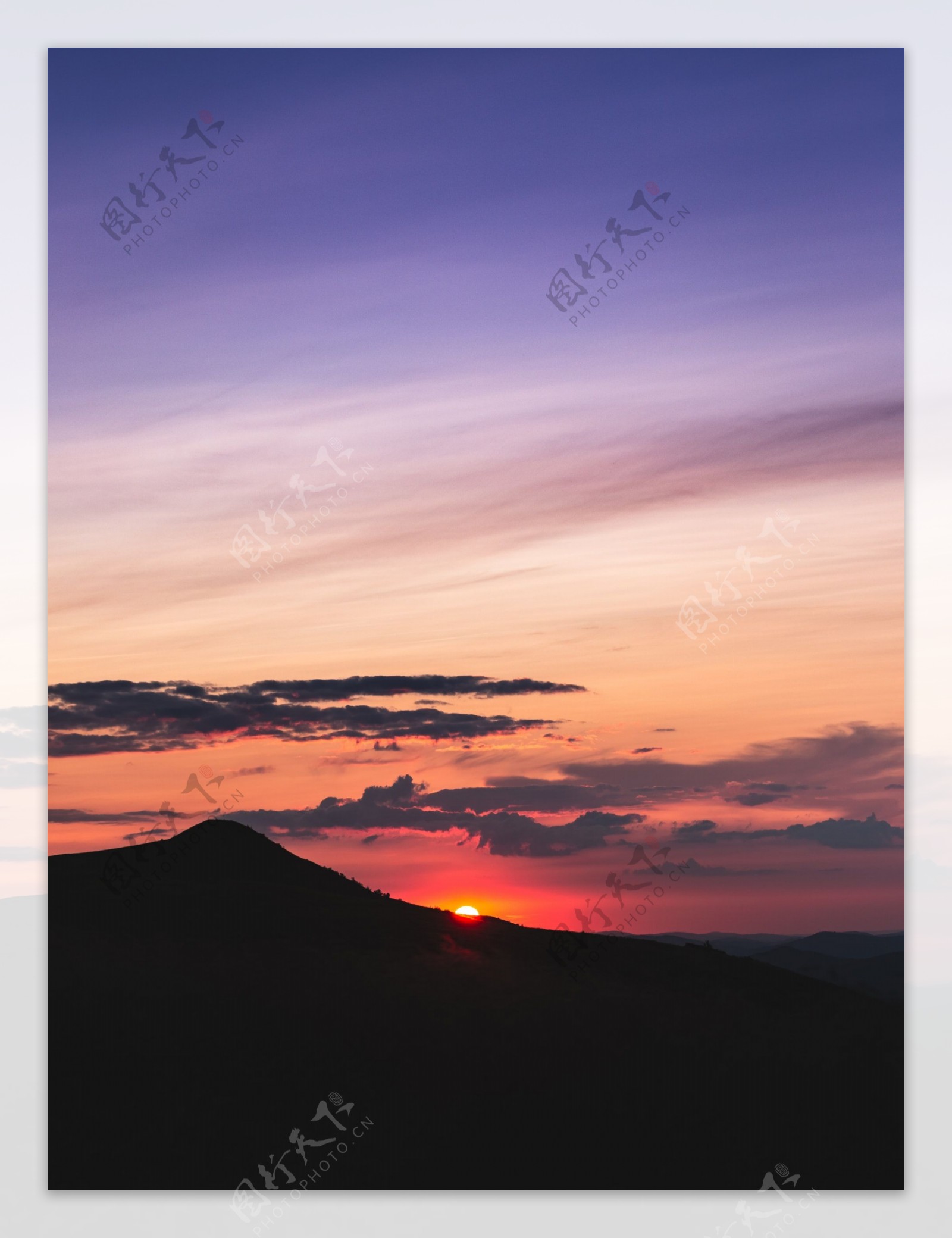 天空夕阳山峰图片