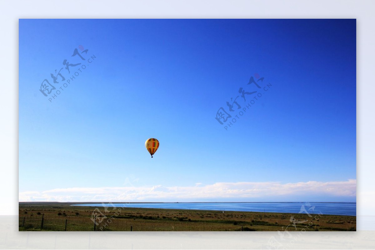 青海湖上的热气球图片