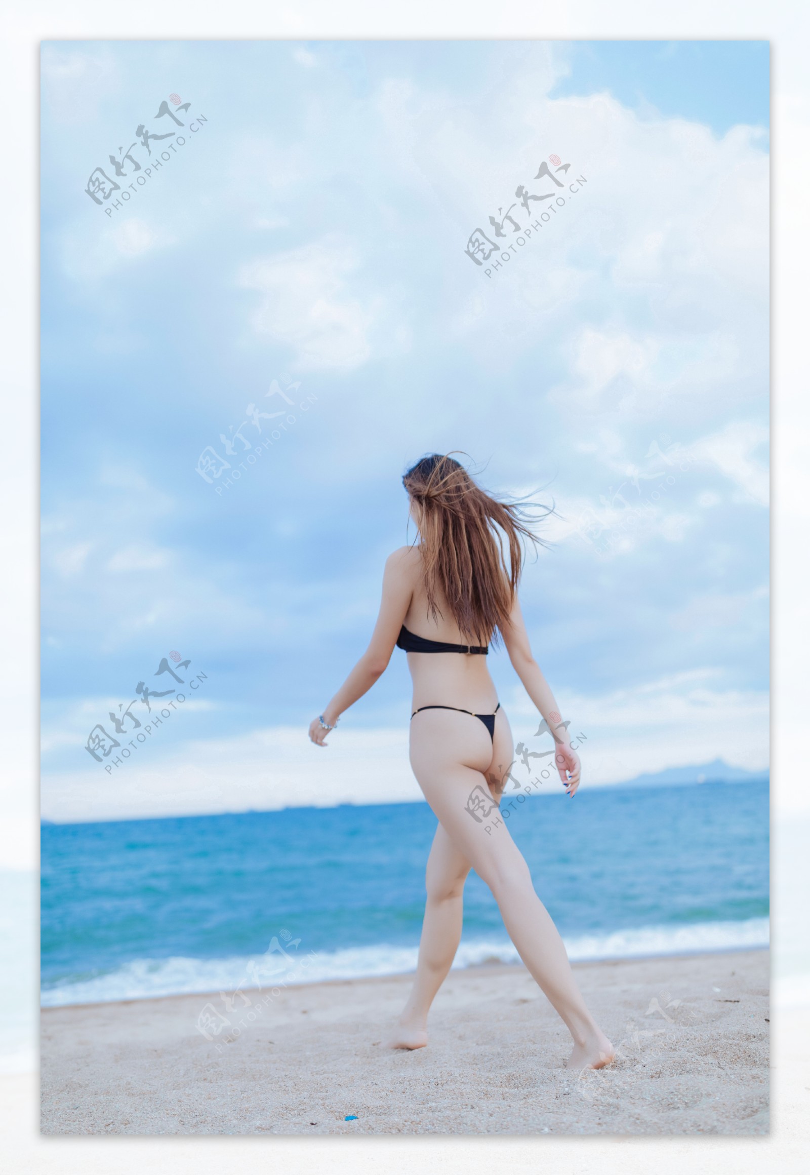 沙滩上游玩的美女图片