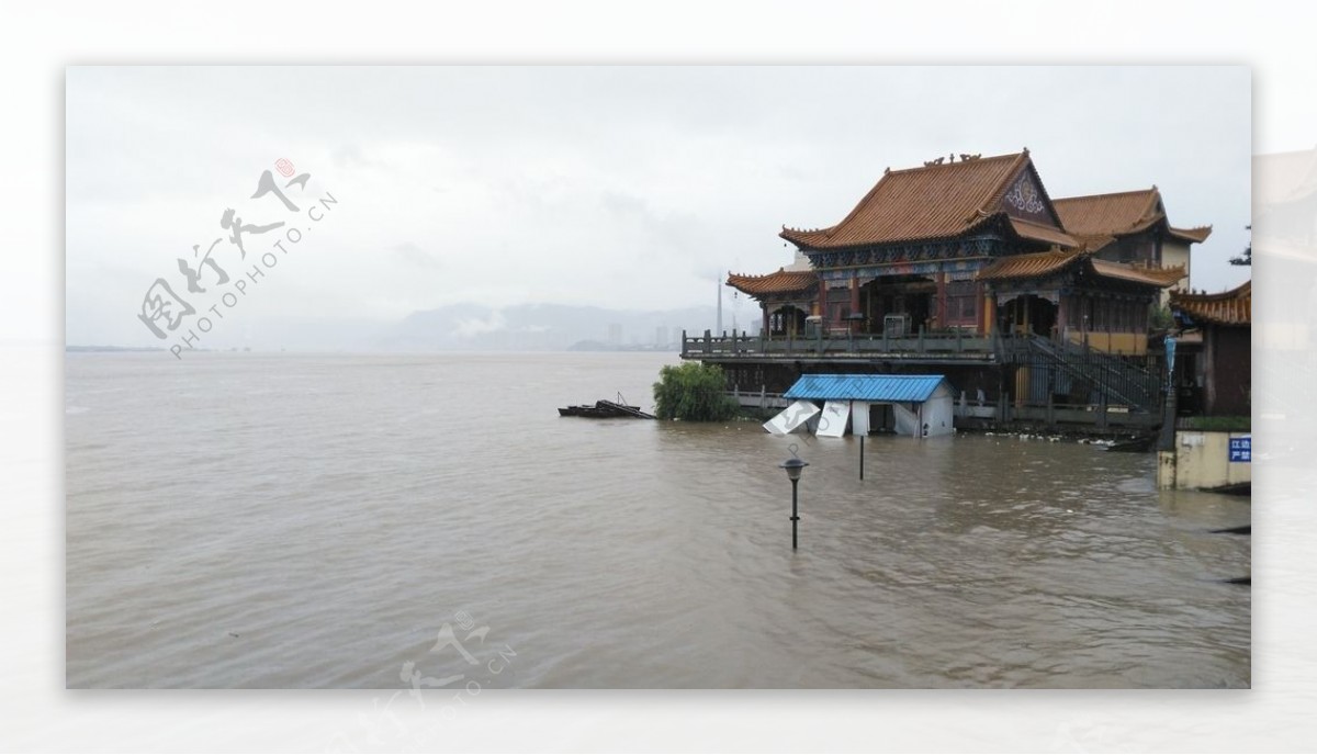 长江洪水来临图片