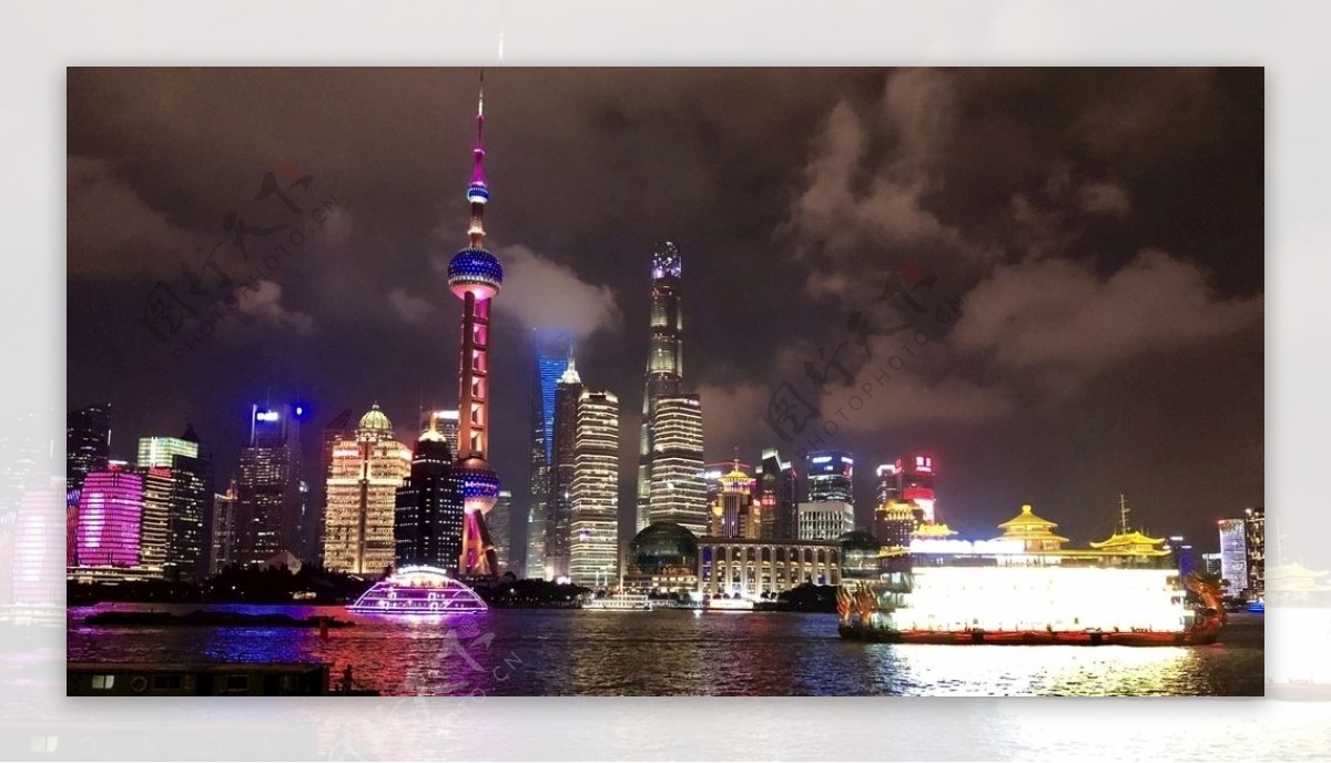 上海外滩的灯光秀图片