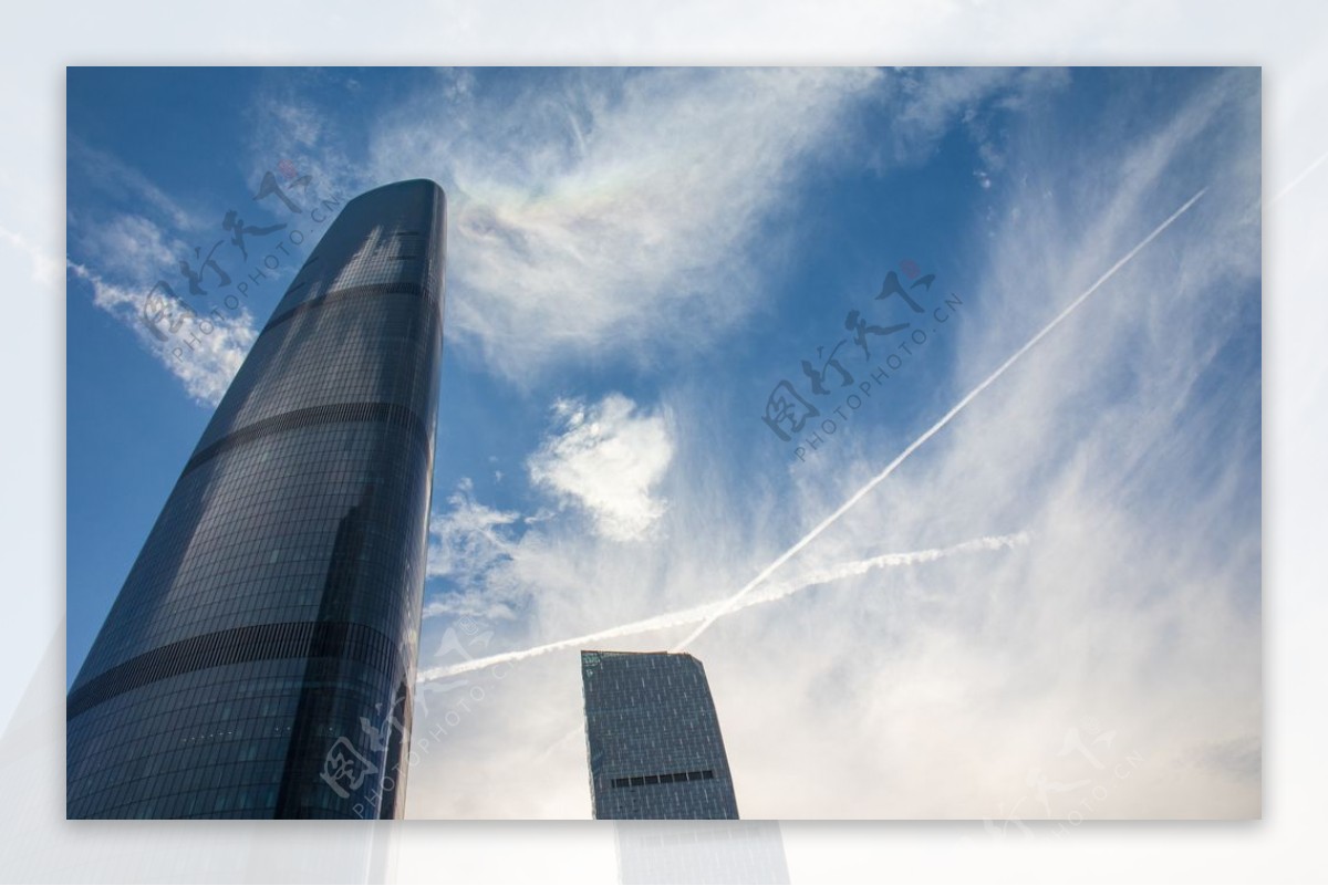 蓝天白云下的办公楼摄影图片