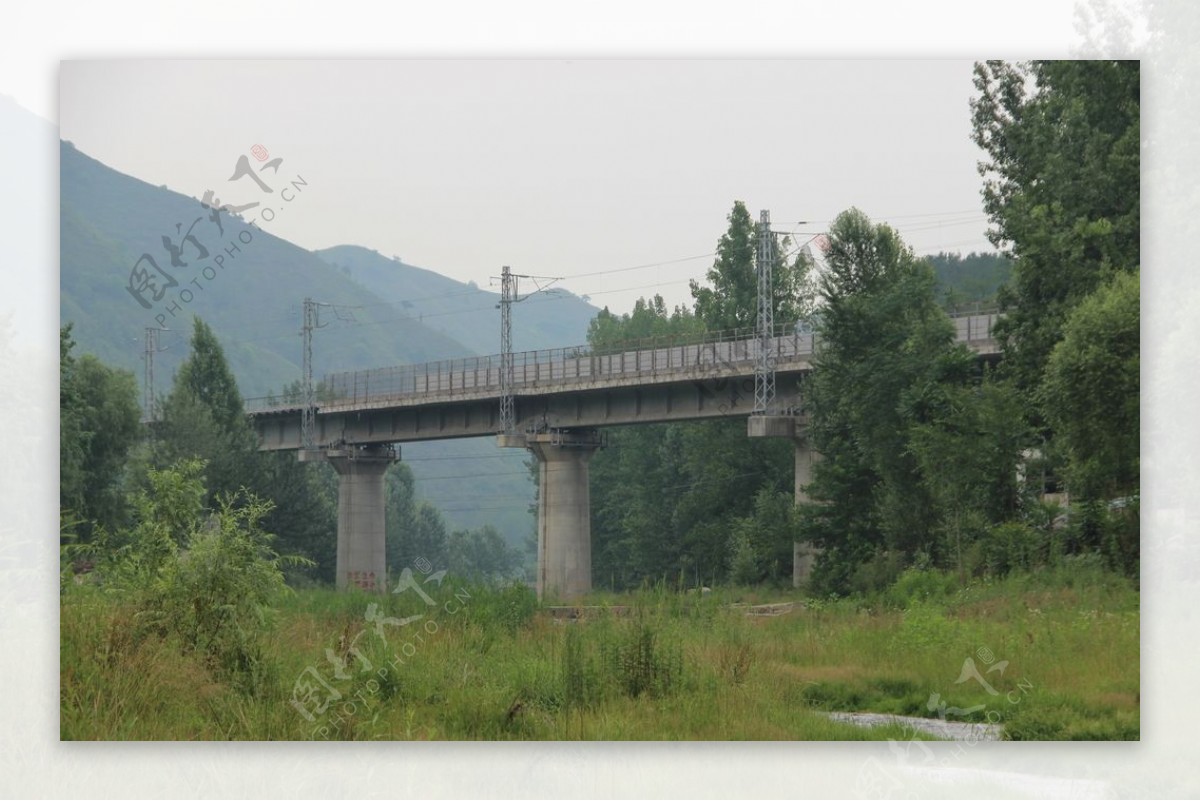 山火车桥梁小河绿色风景图片
