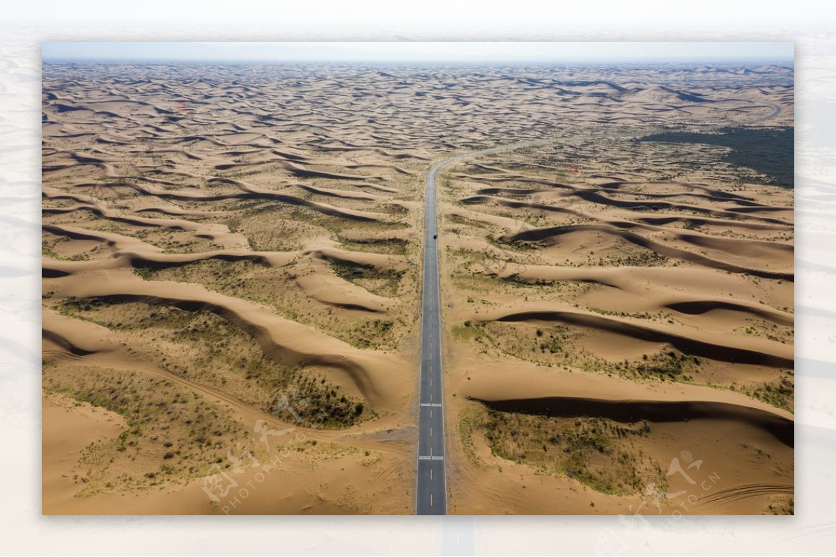 沙漠里的公路图片