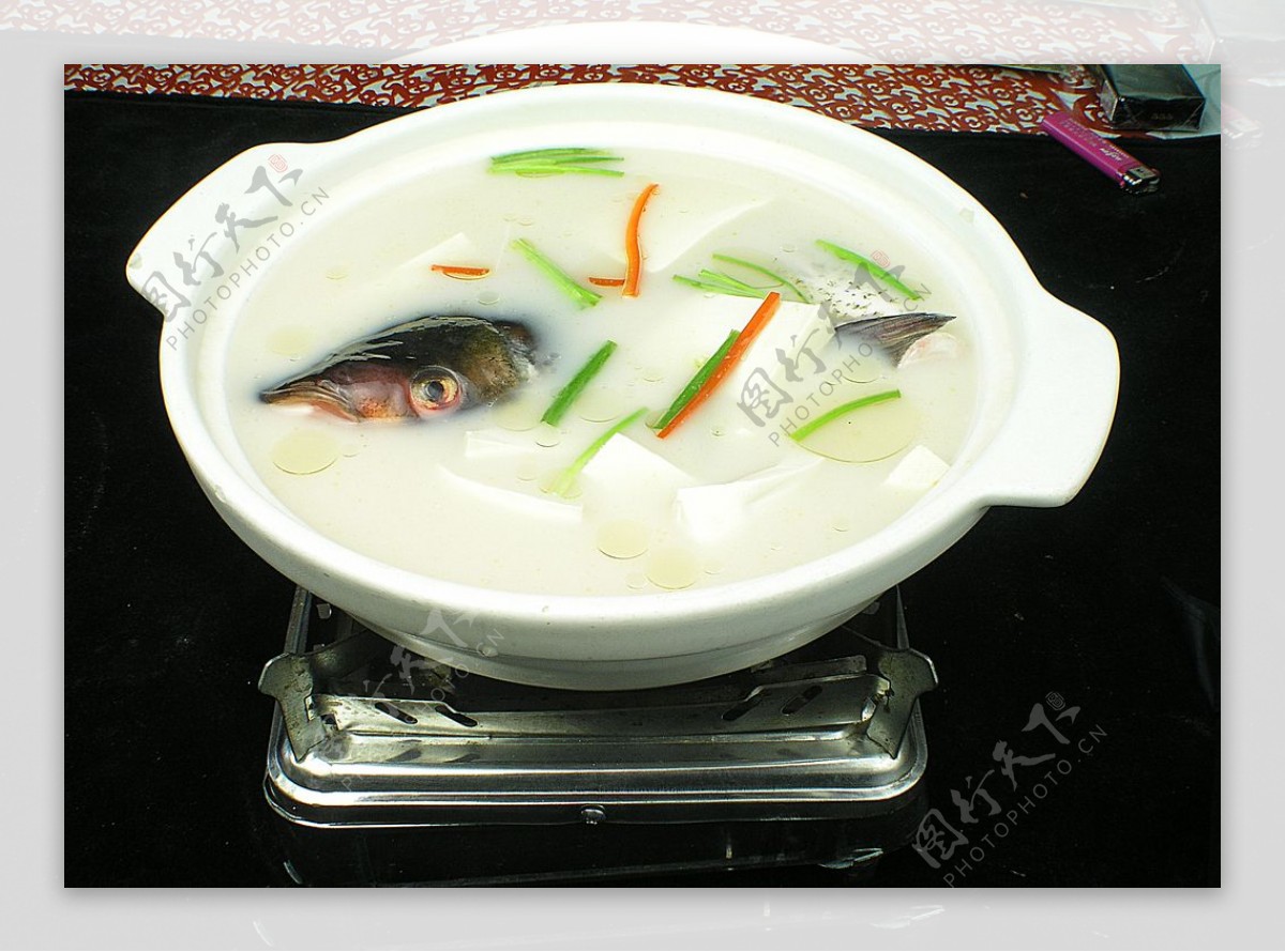 鱼头炖豆腐汤图片