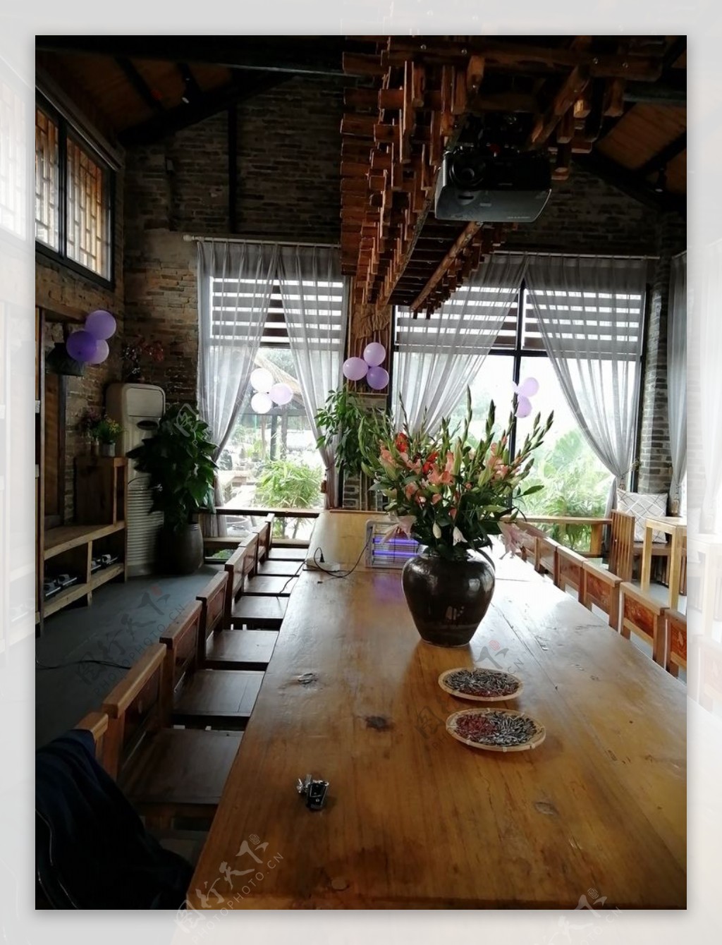 条形长木桌的餐厅图片