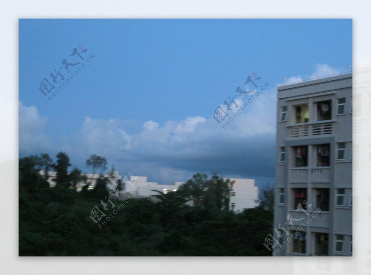 湛江广东海洋大学楼顶看天图片