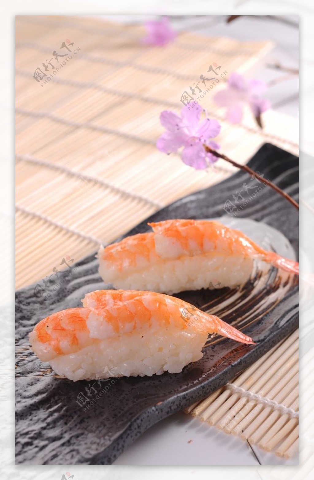 果味虾寿司手握图片